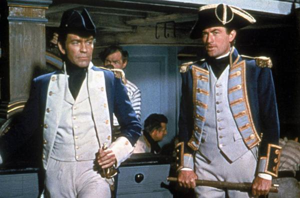 Bild 1 von 5: Kapitän Hornblower (Gregory Peck, re.) und Leutnant Bush (Robert Beatty, li.) warten gespannt, ob sie die Franzosen mit ihrer Idee, eine französische Flagge zu hissen, überlistet haben und unerkannt in deren Hafen einfahren können.