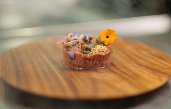 Bild 1 von 9: Reh-Tatar. Gericht aus dem Lüneburger Restaurant VISCVLE .