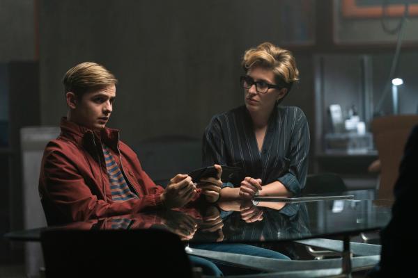 Bild 1 von 3: Alex Rider (Otto Farrant) wird von Mrs. Jones (Vicky McClure) über die Vergangenheit seines toten Onkels informiert. Sie gibt ihm als Spionin einen wichtigen Auftrag.