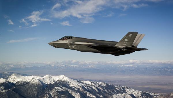 Bild 1 von 3: Ihre ausgeprägten Tarnkappen-Eigenschaften zeichnen die Lockheed Martin F-35 Lightning II aus.