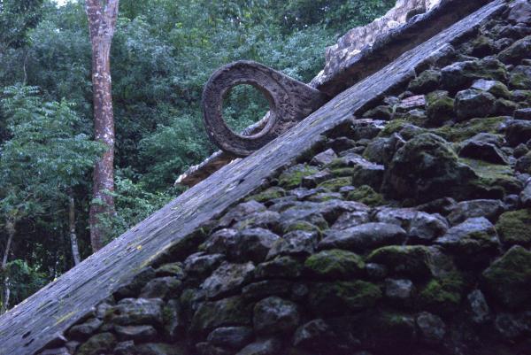 Bild 1 von 13: Die Ballspielplätze in Mesoamerika können sich in Größe und Form unterscheiden. In Cobá sind die Seitenwände als Schrägen gestaltet, während sie in Chichen Itza senkrecht stehen. Bei dem Spiel musste ein Lederball wahrscheinlich so lange wie möglich in der Luft gehalten und schließlich durch einen der Ringe an den Seitenwänden geschossen werden. Dabei durften nur die Hüften und Schultern eingesetzt werden, nicht aber Füße, Hände und Kopf.