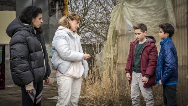 Bild 1 von 6: Zoya (Meryem Ebru Öz) und Nazia (Ipuk Özgen) verhandeln mit Moritz und Hakim: Schlüssel gegen Kisten.