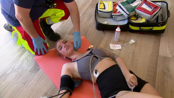 Bild 1 von 2: Die Teilnehmerin eines Yogakurses zeigt Vergiftungserscheinungen.