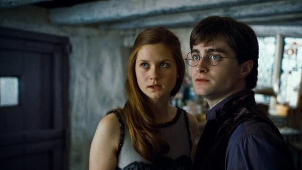 Bild 1 von 24: Ginny (Bonnie Wright, l.) und Harry (Daniel Radcliffe, r.) werden voneinander getrennt, als die Todesser ihr sichergeglaubtes Versteck angreifen ...