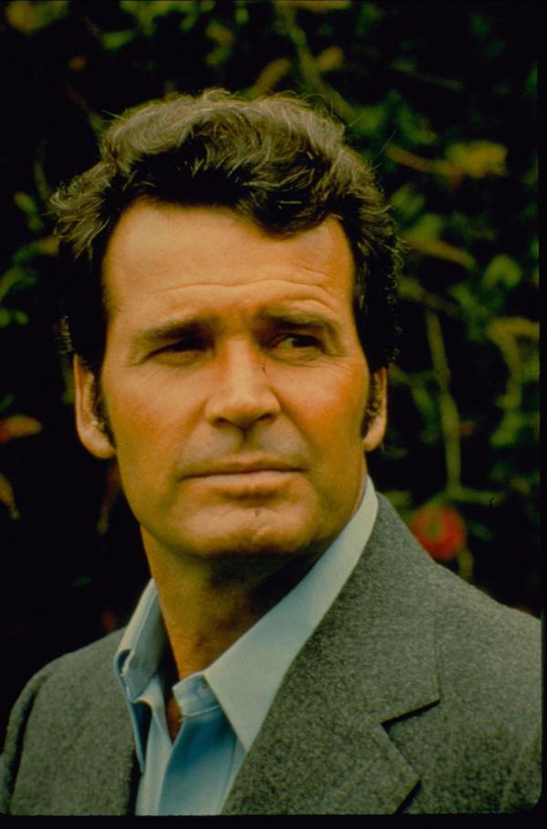 Bild 1 von 8: Nach fünf langen Jahren unschuldig in Haft beginnt James Scott 'Jim' Rockford (James Garner) ein neues Leben als Privatdetektiv. Um seine schwierige finanzielle Situation in den Griff zu kriegen, nimmt er für wenig Geld auch die aussichtslosesten Fälle an und gerät so immer wieder in haarsträubende Situationen ...