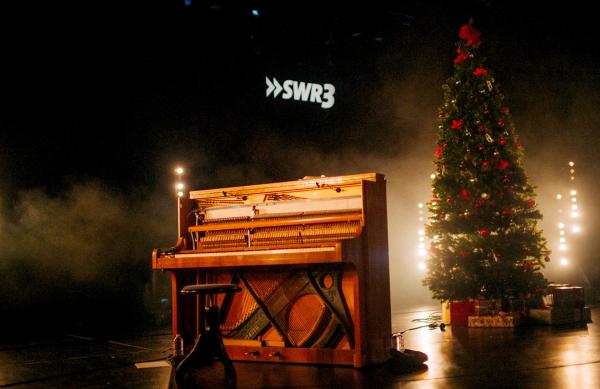 Bild 1 von 1: Das SWR3 Weihnachtskonzert 2024 findet im Theater in Baden-Baden statt.