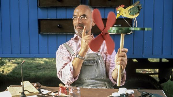 Bild 1 von 1: Peter (Peter Lustig) entdeckt die Kraft, die im Wind steckt und nutzt sie für seine neuen Erfindungen.