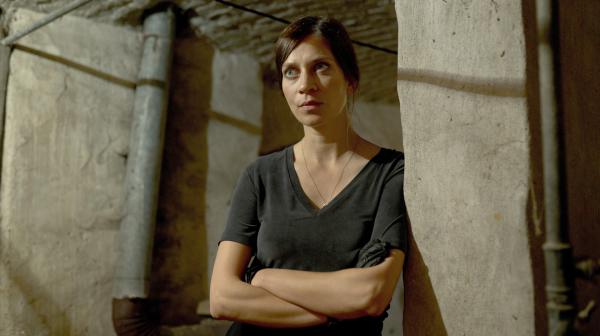 Bild 1 von 9: Kriminaltechnikerin Dr. Viktoria Wex (Claudia Eisinger) reist von Berlin nach Pasym. Im Haus ihres Onkels, der seit Tagen vermisst wird, findet sie eine Leiche im Keller.