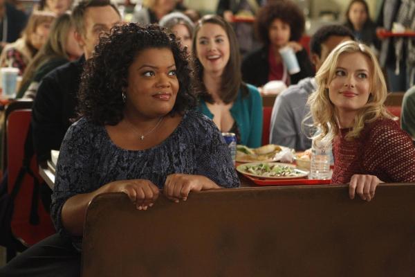 Bild 1 von 11: In der Cafeteria wird die Lerngruppe (Yvette Nicole Brown, l., Gillian Jacobs, r.) plötzlich von einer Gesangseinlage überrascht: Andre hat sich etwas ganz besonderes für Shirley einfallen lassen ...