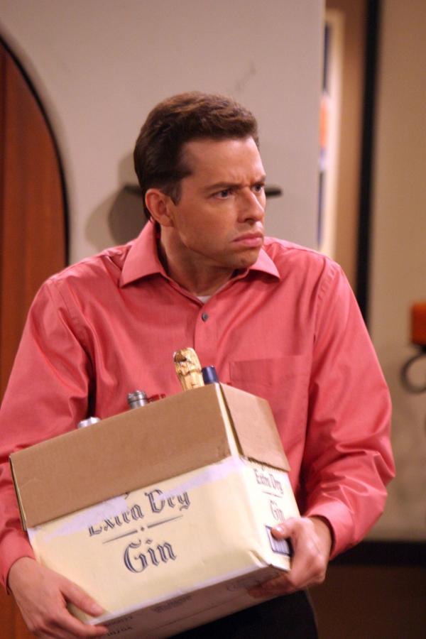 Bild 1 von 52: Alan (Jon Cryer) ist mit den Vorbereitungen für die Party beschäftigt ...