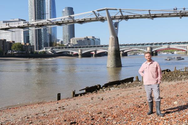 Bild 1 von 19: Leon Windscheid auf der Suche nach historischen Schätzen aus der Themse. Der Boden der Themse ist eine der größten archäologischen Fundstätten Londons.
