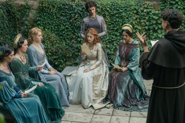 Bild 1 von 18: Im Bild: Im Kreise ihrer Hofdamen wird Elisabeth von Luxemburg (Mariann Hermányi, M.) auf ihre Rolle als Herrscherin vorbereitet.