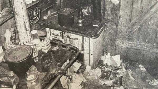 Bild 1 von 5: Vermüllt, verdreckt: die Hütte des Tagelöhners Ernst Schrott.