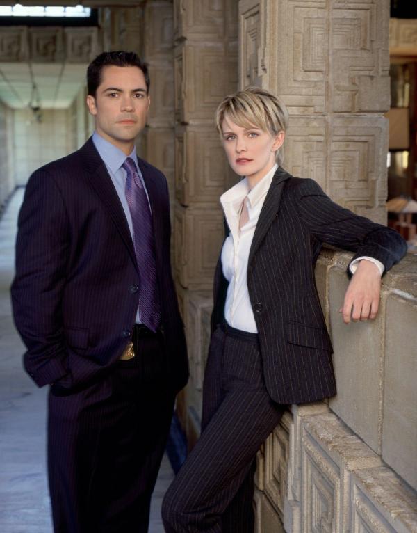 Bild 1 von 45: (2. Staffel) - Es dauert zwar etwas, doch Scott (Danny Pino, l.) und Lilly Rush (Kathryn Morris, r.) werden ein eingespieltes Team ...