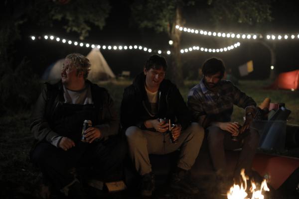 Bild 1 von 4: Malte (Daniel Zillmann, l.), Lars (Sebastian Schwarz, M.) und Jannos (Jasin Challah, r.) führen beschwipste Männergespräche am Lagerfeuer.