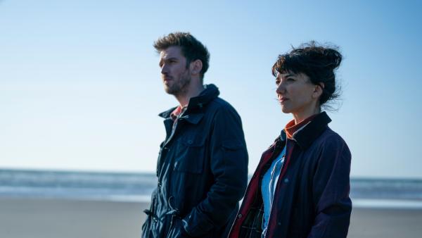 Bild 1 von 15: Es funkt zwischen Charlie (Dan Stevens) und Mina (Sheila Vand), der Freundin seines Bruders.