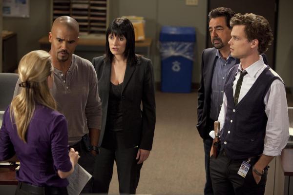 Bild 1 von 13: JJ wird vom Pentagon angefordert, obwohl sie sich mit allen Mitteln dagegen sträubt und bei der BAU bleiben will. Mit gemischten Gefühlen fliegt das Team nach Maryland, wo seit zweieinhalb Tagen ein 19-jähriges Mädchen vermisst wird. JJ (A.J. Cook, l.), Reid (Matthew Gray Gubler, r.), Rossi (Joe Mantegna, 2.v.2.), Morgan (Shemar Moore, 2.v.l.) und Prentiss (Paget Brewster, M.) ...