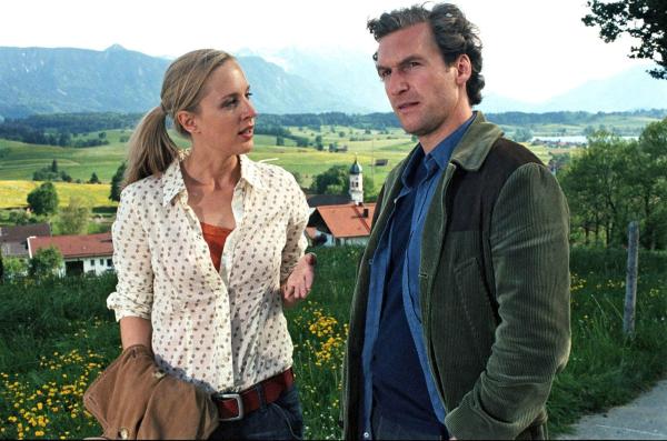 Bild 1 von 10: Rebecca (Lilian Klebow, l.) und Mark (Siegfried Terpoorten, r.) diskutieren über das Liebesleben von Peter Kiesel.