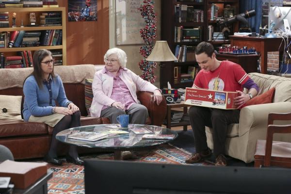 Bild 1 von 13: Während Sheldons (Jim Parsons, r.) Großmutter Meemaw (June Squibb, M.) für ihren Enkel Geschenke bereithält, hat sie für Amy (Mayim Bialik, l.) nur tadelnde Worte ...
