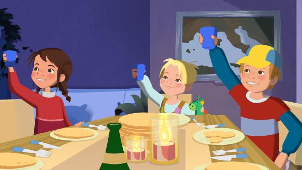 Bild 1 von 5: Tara, Petja und Maus stoßen auf ihre tolle Familie an.