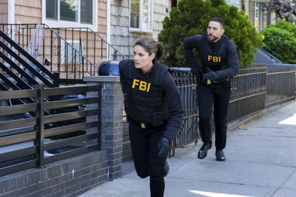 Bild 1 von 7: FBI Special Agent Maggie Bell (Missy Peregrym, l.); FBI SA Omar Adom 'OA' Zidan (Zeeko Zaki, r.)