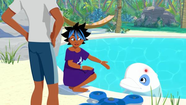 Bild 1 von 4: Maimiti (M.) zeigt Yann (l.) ihre neueste Erfindung. Ein Gerät, mit dem Delfin Zoom (r.) nur mit Hilfe seiner Gedanken eine Drohne steuern kann. Yann ist überhaupt nicht begeistert, denn er befürchtet, Zoom könnte ausgenutzt werden.