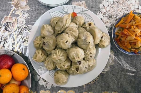 Bild 1 von 3: Buuz heißen diese mongolische Teigtaschen, die bei Groß und Klein beliebt sind.