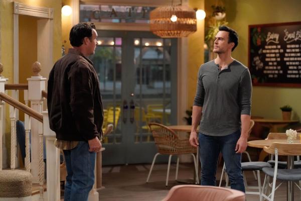 Bild 1 von 15: Dan Kingbird (David James Elliott, l.); Max (Cheyenne Jackson, r.)