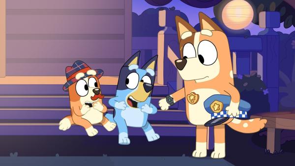 Bild 1 von 6: Eine Freundin übernachtet bei Bluey und Bingo, und das bedeutet, dass sie lange aufbleiben dürfen! Doch der Übernachtungsgast hat seinen Mittagsschlaf ausfallen lassen und ist ganz müde, als er bei Bluey und Bingo ankommt. Am Ende haben sie aber sogar noch mehr Spaß, als sie sich erhofft haben.