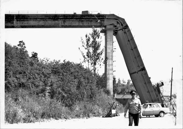 Bild 1 von 6: 1973 stürzte ausgerechnet zum Jahrestag des Mauerbaus am 13. August ein Teilstück einer hochmodernen Brücke in Zeulenroda ab. Vier Bauleute kamen ums Leben. Obwohl der Chefkonstrukteur am Einsturz unschuldig war, strengte die Stasi wegen seiner \
