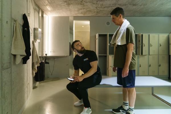 Bild 1 von 5: Thomas Albrechts (Thomas Clemens, r.) wird skeptisch gegenüber dem Verhalten seines Fitnesstrainers Masud Ansari (Aslan Aslan, l.).