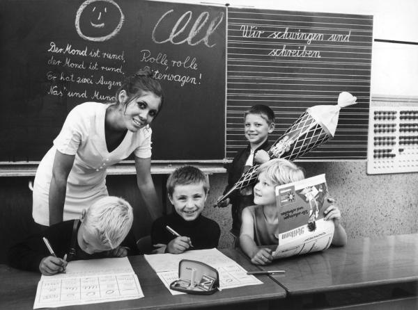 Bild 1 von 3: Schulbeginn Ende der 60er Jahre: Kinder einer Grundschulklasse kurz nach der Einschulung bei ersten Schreibübungen.