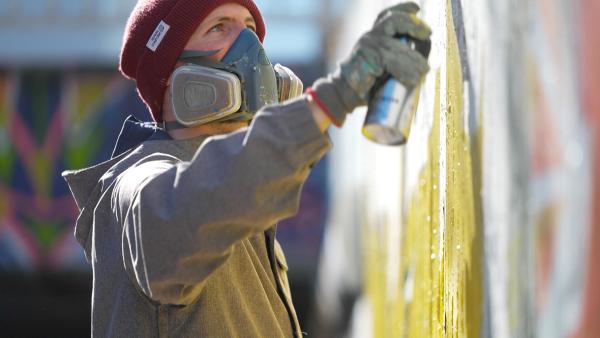 Bild 1 von 4: Urban Artist Crazy Mister Sketch bemalt seit über zehn Jahren Wände in aller Welt.