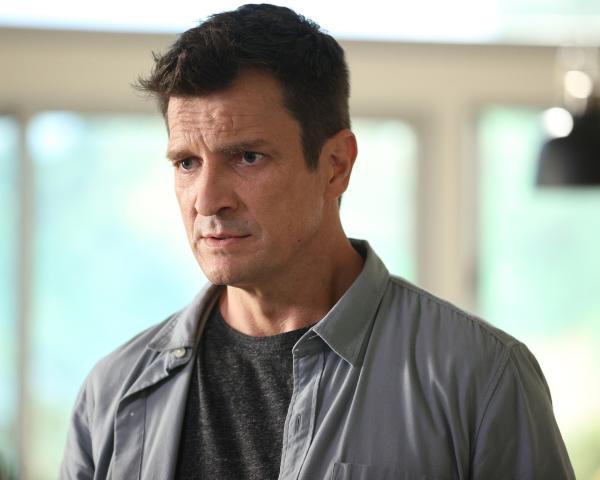 Bild 1 von 5: Während mit Hochdruck an einem Rettungsplan gearbeitet wird, kommt Nolan (Nathan Fillion) eine geniale Idee.