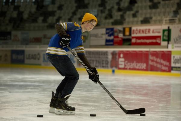 Bild 1 von 17: Die 13-jährige Nic (Lisa Bahati Wihstutz) spielt besser Eishockey als die meisten Jungs und sieht auch wie einer aus. Für ihren Vater - Witwer und Eishockeycoach - soll das auch so bleiben. Doch mit der Pubertät wird auch äußerlich aus Nic immer stärker eine Nicola ...