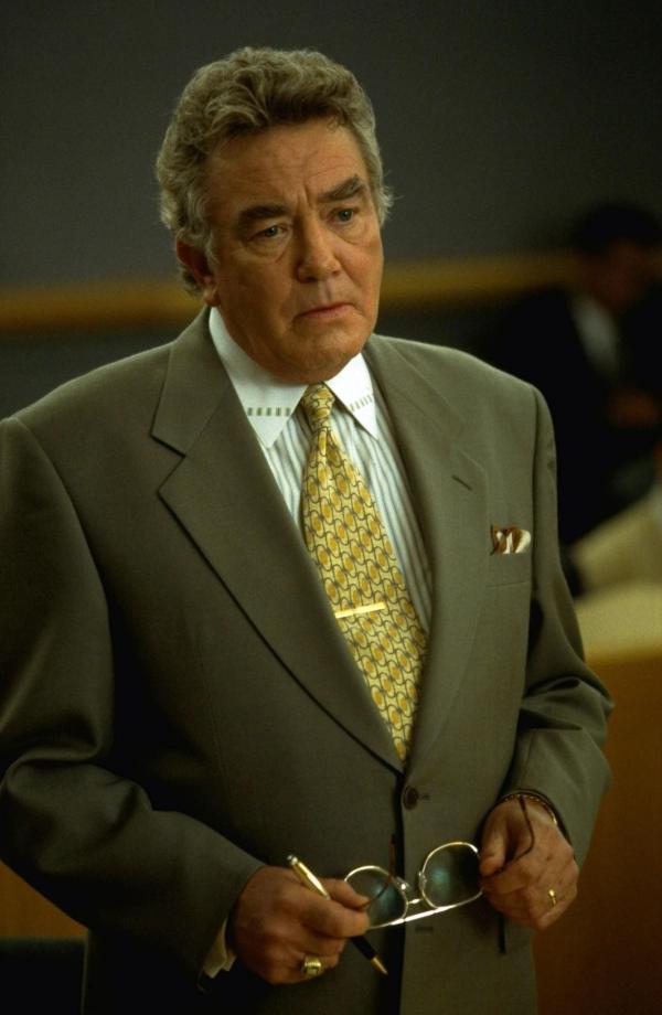 Bild 1 von 18: Als Erin Brockovich in der Kanzlei von Ed Masry (Albert Finney) als Assistentin anfängt, stößt sie in einer kleinen Gemeinde auf eine merkwürdige Häufung von Krebsfällen, die durch verseuchtes Trinkwasser verursacht wurde. Mit der Erlaubnis Eds recherchiert sie auf eigene Faust und erwirkt die höchste Schadensersatzzahlung in der Geschichte der Vereinigten Staaten ...