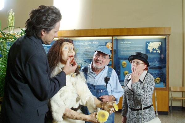 Bild 1 von 3: Tante Anna (Annemone Haase, r.) schaut verärgert. Trägt die Neandertalerin etwa ihre Zähne? Peter (Peter Lustig 2.v.r,) und der Anthropologe (Matthias Diem, l.) können sich das nicht erklären.