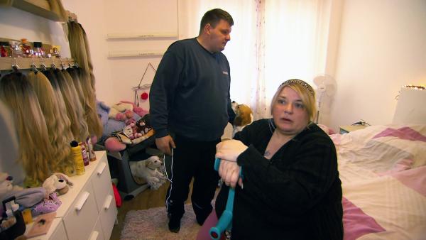 Bild 1 von 3: Steffi (42) kämpft außerdem weiterhin mit Rechnungen, die sie nicht bezahlen kann und überlegt, verschiedene Echthaar-Perücken zu verkaufen.