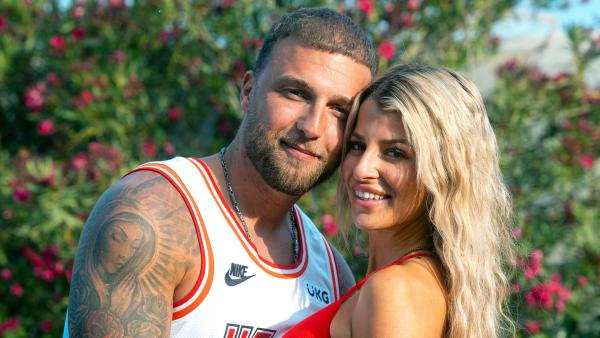 Bild 1 von 4: Joena und Filip machen ihre Beziehung offiziell - doch nicht alle trauen dem schnellen Glück.