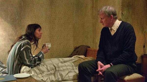 Bild 1 von 4: Joe (Charlotte Gainsbourg, l.); Seligman (Stellan Skarsgård, r.)