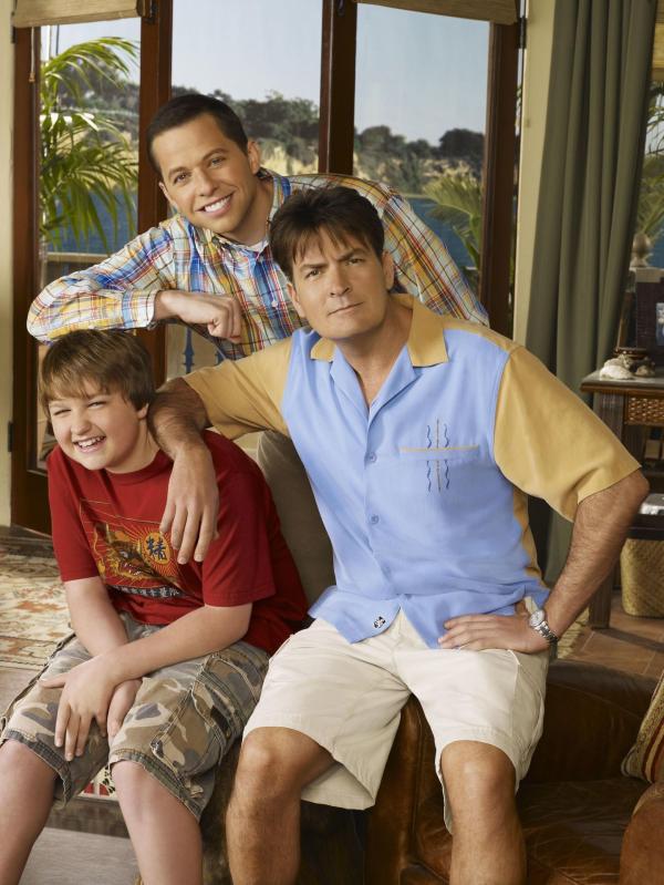Bild 1 von 14: (6. Staffel) - Harte Männer: Charlie (Charlie Sheen, r.), Alan (Jon Cryer, M.) und Jake (August T. Jones, l.) ...
