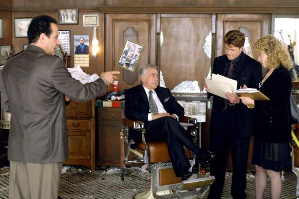 Bild 1 von 1: Im Bild (v.li.): Tony Shalhoub (Adrian Monk), Phillip Baker Hall (Salvatore Lucarelli), Lochlyn Munro (Fat Tony Lucarelli), Bitty Schram (Sharona Fleming).