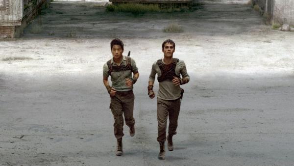 Bild 1 von 6: Minho (Ki Hong Lee) und Thomas (Dylan O'Brien, re.)