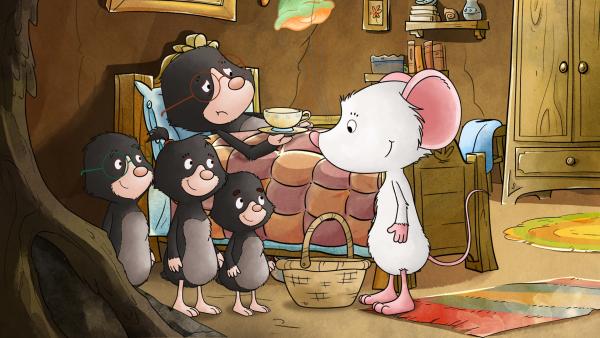 Bild 1 von 2: Weil Gertrud krank ist, passt Tilda auf die Maulwurfskinder auf.