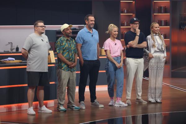 Bild 1 von 14: (v.l.n.r.) Paul Cooks; Simon Pearce; Elmar Paulke; Kathrin Menzinger; Ben Blümel; Jenny Elvers