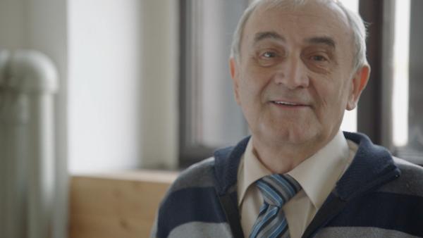 Bild 1 von 1: Das Prinzip der Rolling Fluid Turbine: Bildet Wasser in einem Abfluss einen Wirbel, wird die Turbine in Bewegung gesetzt. Der Turbinenschacht, der Stator, muss dabei eine bestimmte Form haben. In der Strömung wälzt sich nun der Rotor kreisförmig im Stator ab, und dreht sich dabei um seine eigene Achse - entgegen der Wirbelrichtung. Aus der Dreh-Bewegung lässt sich nun über einen Generator Energie erzeugen. Die Wasserturbine, die der Bauingenieur an der Tschechischen Technischen Universität Prag erfunden hat, dient zur Stromerzeugung an Wasserläufen mit niedriger Fließgeschwindigkeit, wie Bächen und kleinen Flüssen.