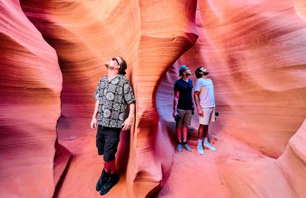 Bild 1 von 1: Auf ihrem Roadtrip mit dem Camper durch die USA bewundern Sarazar und seine Freunde auch die beeindruckenden Felsformationen des Antelope-Canyons in Arizona.