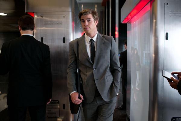 Bild 1 von 18: Im Auftrag von Nicholas Wyatt schleust sich Adam Cassidy (Liam Hemsworth) als neuer Mitarbeiter beim Konkurrenz-Unternehmen Eikon Systems ein.
