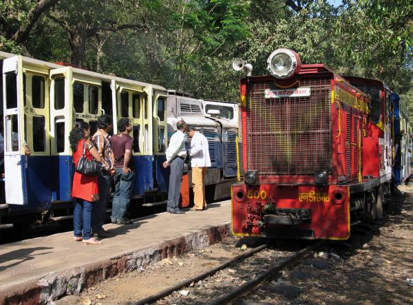 Bild 1 von 3: Seit über hundert Jahren ist die Matheran-Hill-Bahn auf ihrer 61 Zentimeter schmalen Spur unterwegs von Neral in den Luftkurort Matheran im Nordwesten Indiens - früher unter Dampf, heute mit Diesel-Loks.