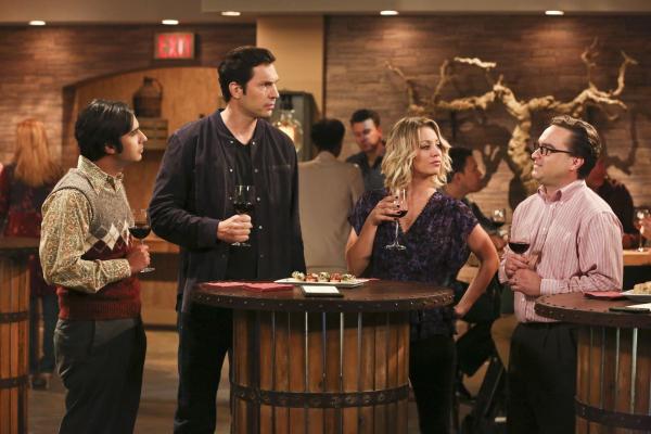 Bild 1 von 11: Raj (Kunal Nayyar, l.), Leonard (Johnny Galecki, r.), Howard und Amy begleiten Penny (Kaley Cuoco, 2.v.r.) zu einer Weinverkostung. Dort treffen sie zufällig auf Pennys Exfreund Zack (Brian Smith, 2.v.l.). Währenddessen amüsieren sich Bernadette und Sheldon zuhause besser, als gedacht ...